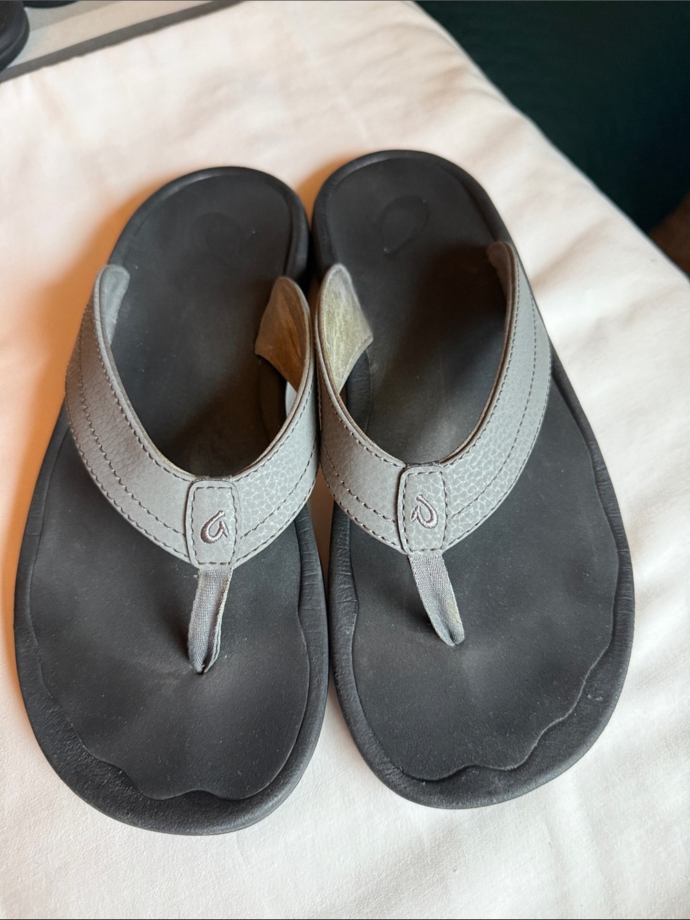 OluKai ohana women's gray flip flops
